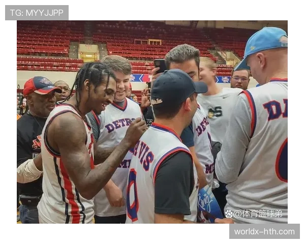 戴维斯传球表现亮眼,助球队延续强势战绩 戴维斯传球表现亮眼,助球队延续强势战绩